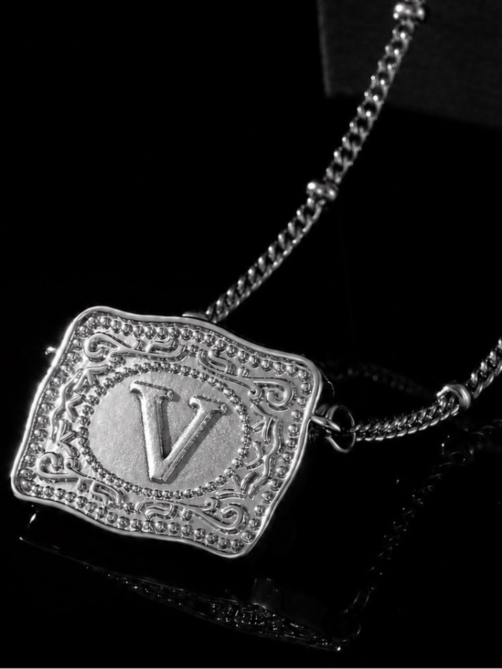 Amazon Mini Belt Buckle “V” Initial 18k Gold Plated Silver Pendant Necklace NEW